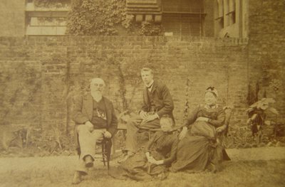 Dr. William R. Woodman (1828-91) mit seiner Familie in ihrem Londoner Zuhause, ca. 1887 von English Photographer